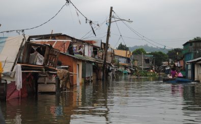 Ein Slum in der Nähe von Manila nach einer Überschwemmung 2012. Foto: Philippines Flooding / Arlynn Aquino EU/ECHO CC BY-SA 2.0 | Arlynn Aquino EU/ECHO / flickr.com