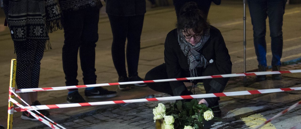 Trauernde auf dem Platz vor dem Kulturpalast in Warschau. Foto:  Andrzej Hulimka | AFP