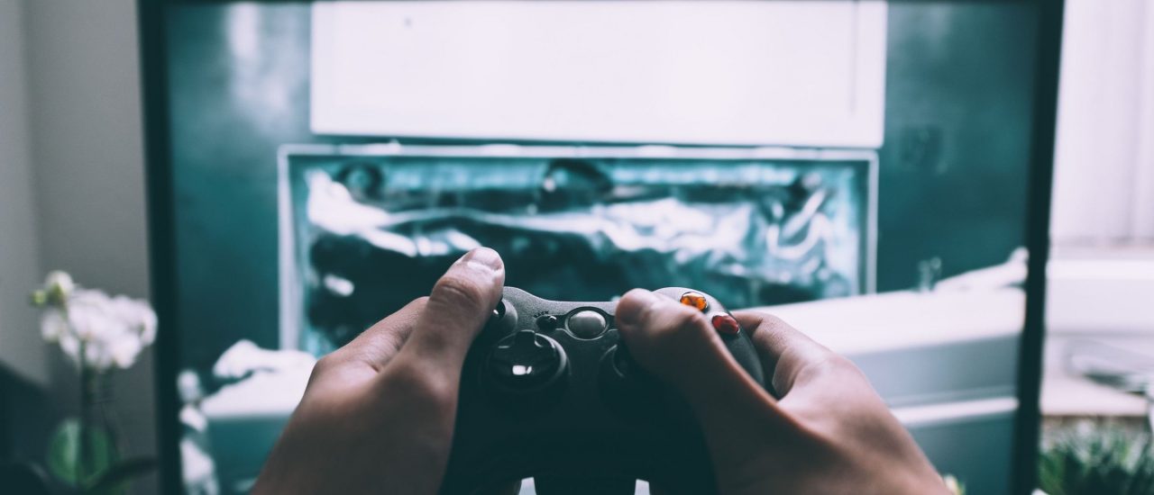Videospiele ziehen längst nicht mehr nur Männer, sondern auch Frauen in den Bann. Foto: CC0 | Glenn Carstens-Peters / unsplash.com