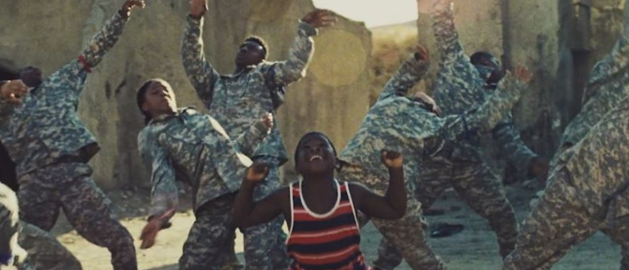 Die Pflicht vergessen: tanzende Soldaten im Musikvideo zu „Believe“. Screenshot: vimeo.com | James Lees