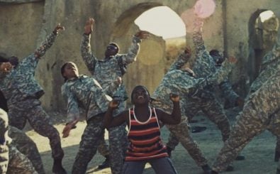 Die Pflicht vergessen: tanzende Soldaten im Musikvideo zu „Believe“. Screenshot: vimeo.com | James Lees