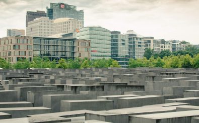 Zentraler Teil deutscher Erinnerungskultur: Das Holocaust-Mahnmal in Berlin. Foto: Holocaust-Mahnmal, Berlin | Jean-Baptiste Bellet / flickr.com / CC BY 2.0