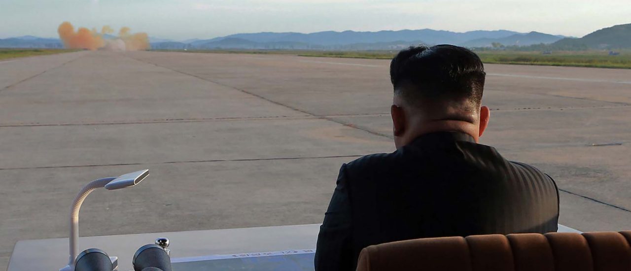 Der nordkoreanische Machthaber Kim Jong-un bei der Beobachtung eines Raketentests. Foto: KCNA via KNS | AFP
