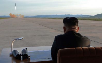 Der nordkoreanische Machthaber Kim Jong-un bei der Beobachtung eines Raketentests. Foto: KCNA via KNS | AFP