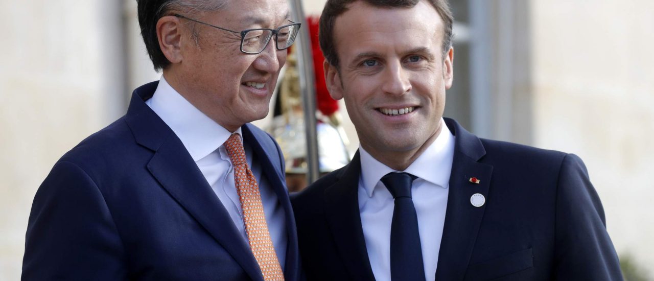 Weltbankpräsident Jim Yong Kim mit dem französischen Präsidenten Emmanuel Macron. Foto: Philippe Wojazer | AFP