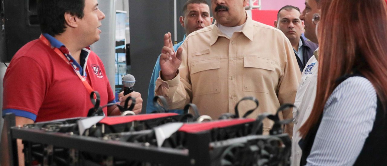 Nicolás Maduro vor einem Rechner, der zum Mining der Kryptowährung Ethereum benutzt wird. Foto: AFP | Venezuelan Presidency