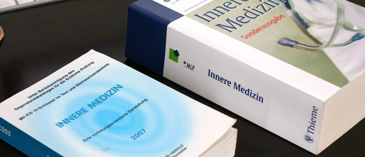 Ein Medizinstudium ist anspruchsvoll. Aber wie viel Aufschluss gibt die Abiturnote über die Eignung als Arzt? Foto: Books CC BY-SA 2.0 | Katrin Gilger / flickr.com