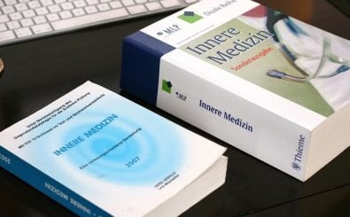 Ein Medizinstudium ist anspruchsvoll. Aber wie viel Aufschluss gibt die Abiturnote über die Eignung als Arzt? Foto: Books CC BY-SA 2.0 | Katrin Gilger / flickr.com