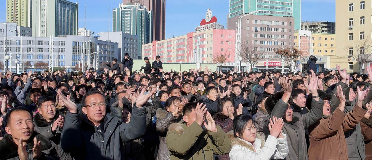 Dieses Foto wurde am 30. November von Nordkoreas offizieller Nachrichtenagentur (KCNA) veröffentlicht. Es zeigt Menschen in Pjöngjang, die den Test der Interkontinentalrakete  Hwasong-15 feiern. Foto: AFP Photo | KCNA VIA KNS