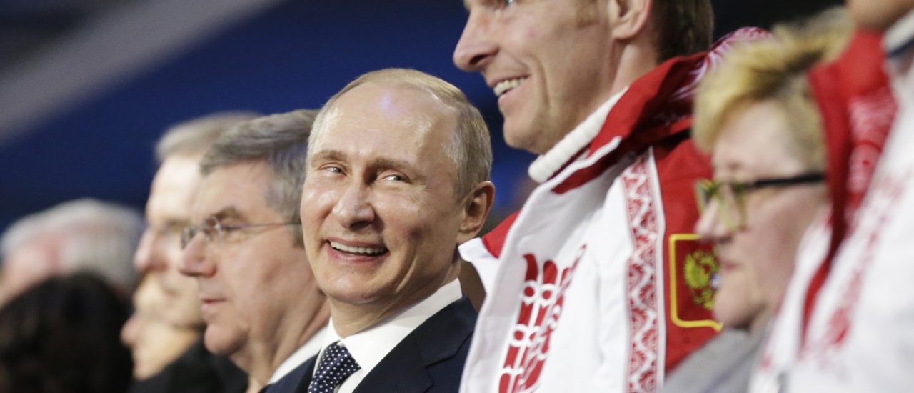 Wladimir Putin und Goldmedaillengewinner Alexander Zubkov bei den Olympischen Winterspielen in Sochi 2014. Foto: David Goldman | Pool | AFP