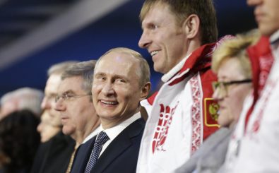 Wladimir Putin und Goldmedaillengewinner Alexander Zubkov bei den Olympischen Winterspielen in Sochi 2014. Foto: David Goldman | Pool | AFP