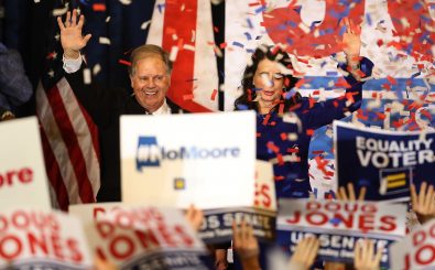 Doug Jones gewinnt die Senatorenwahl in Alabama. Das hat auch Konsequenzen für Donald Trump. Foto: Justin Sullivan | AFP