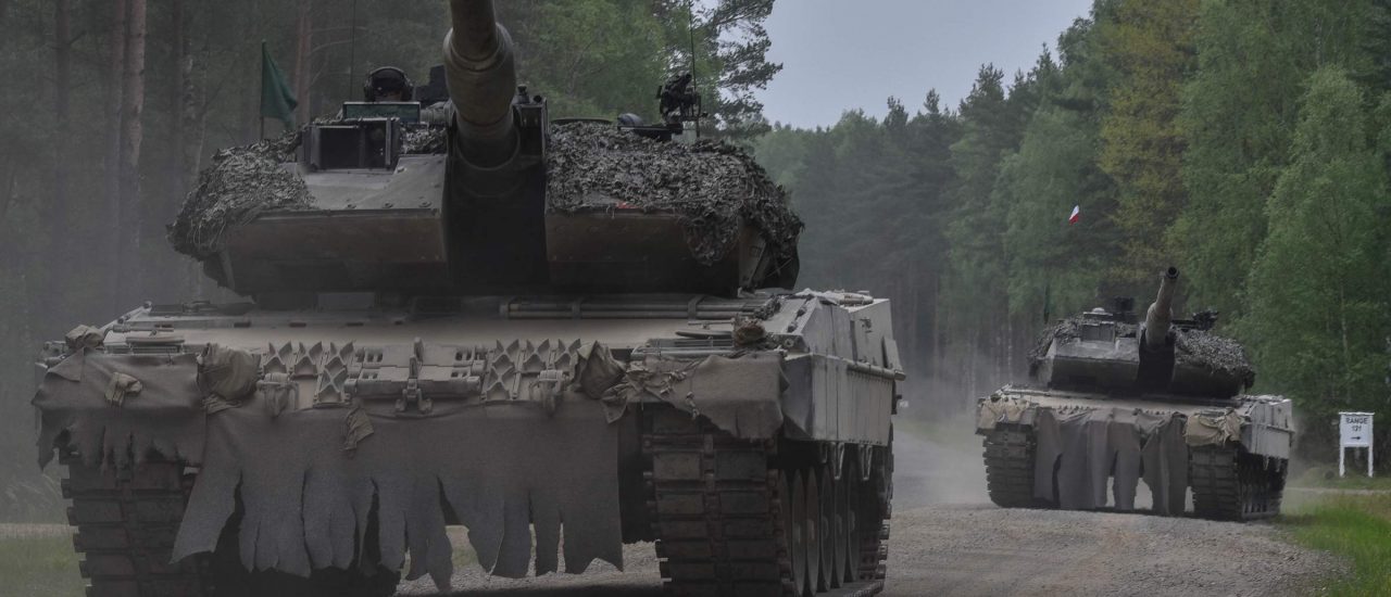 Vor allem die deutschen Rüstungskonzerne, die Panzer herstellen konnten ihre Verkäufe massiv steigern. Hier im Bild ein Panzer vom Typ Leopard 2A5. Foto: SETC_Poland | 7th Army Training Command / flickr.com / CC BY 2.0