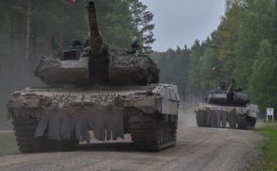 Vor allem die deutschen Rüstungskonzerne, die Panzer herstellen konnten ihre Verkäufe massiv steigern. Hier im Bild ein Panzer vom Typ Leopard 2A5. Foto: SETC_Poland | 7th Army Training Command / flickr.com / CC BY 2.0