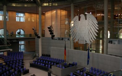 Der leere Plenarsaal im Bundestag. Foto: Bundestag: Plenarsaal/ credits: CC BY 2.0 | Roland Moriz / flickr.com