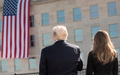 Donald und Melania Trump blicken auf die Flagge der USA. Foto: Trump, Pentagon leaders honor 9/11 victims | CC BY 2.0 | Chairman of the Joint Chiefs of Staff / flickr.com