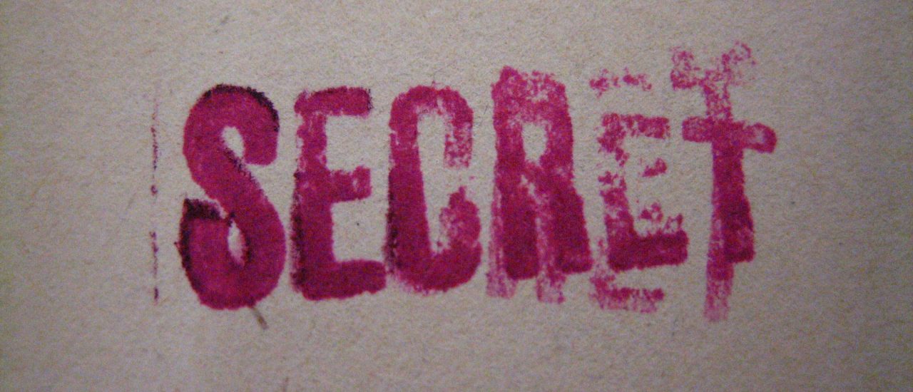 Wenn es nach „Frag den Staat“ geht, müssen die Geheimdienste bald einige ihrer Geheimnisse mit den Bürgern teilen. Foto: Blurred „SECRET“ stamp | CC BY 2.0 | RestrictedData / flickr.com