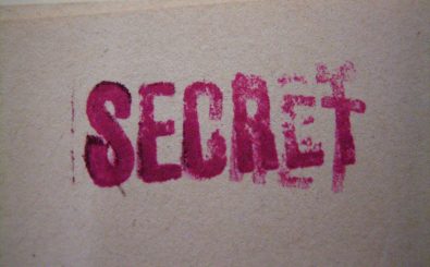 Wenn es nach „Frag den Staat“ geht, müssen die Geheimdienste bald einige ihrer Geheimnisse mit den Bürgern teilen. Foto: Blurred „SECRET“ stamp | CC BY 2.0 | RestrictedData / flickr.com