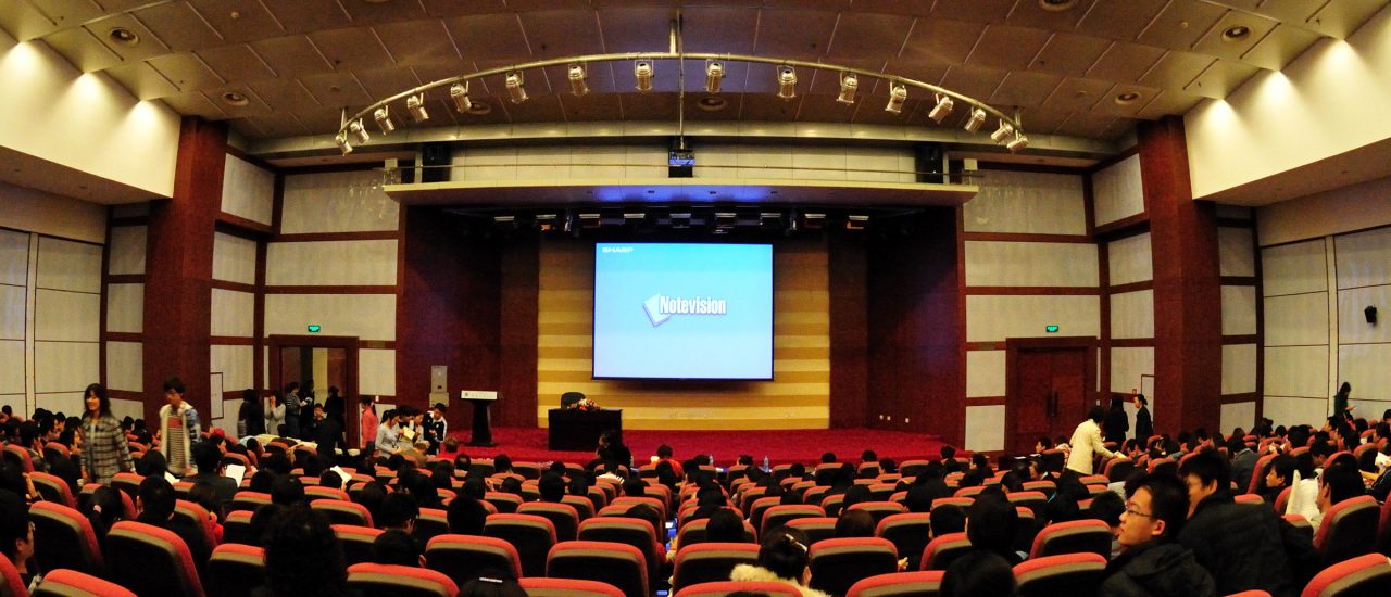 Der Hörsaal eines Universität – auch hier kann es zu sexuellen Belästigungen kommen. Foto: Dalian University of Technology Lecture Hall / Featured on:PBS CC BY-SA 2.0 | Michael Saechang / flickr.com