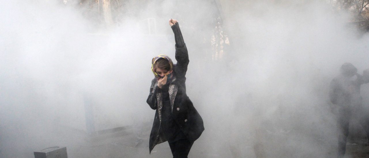 Eine Frau demonstriert vor der Universität Teheran. Foto: STR | AFP