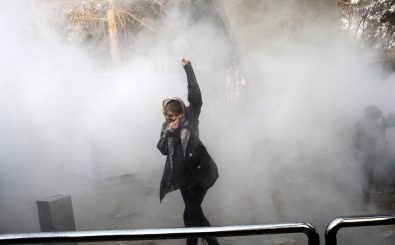 Eine Frau demonstriert vor der Universität Teheran. Foto: STR | AFP