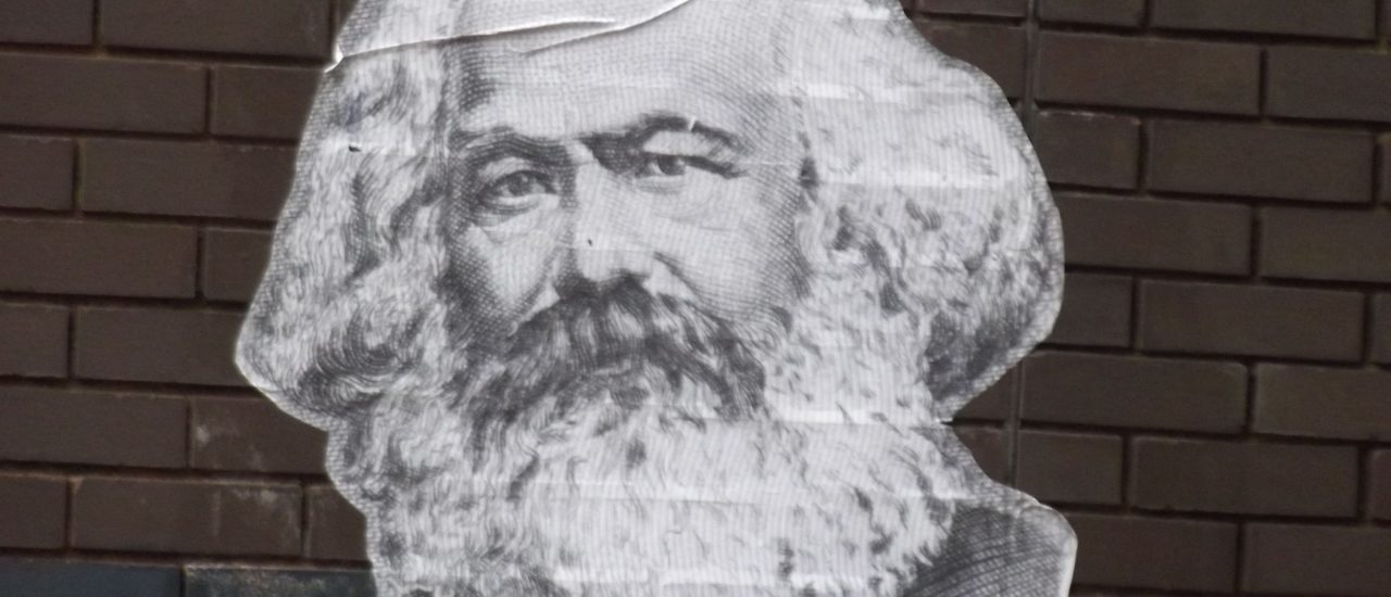 Das Gesicht von Karl Marx schmückt nicht nur Tassen und T-Shirts, sondern auch Häuserwände. Karl Marx – Easy Row Subway – Fletchers Walk – Birmingham | Foto: CC BY-SA 2.0 | Elliott Brown / flickr.com