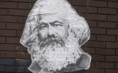 Das Gesicht von Karl Marx schmückt nicht nur Tassen und T-Shirts, sondern auch Häuserwände. Karl Marx – Easy Row Subway – Fletchers Walk – Birmingham | Foto: CC BY-SA 2.0 | Elliott Brown / flickr.com