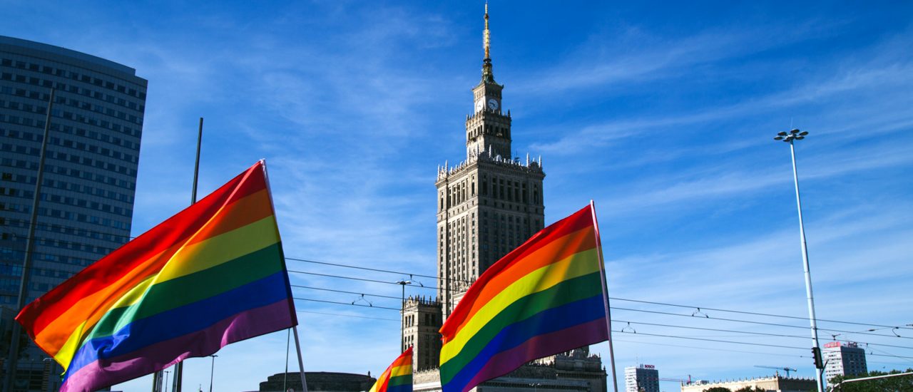 Anhänger der LGBT-Organisation Lambda Warschau demonstrieren vor dem Kulturpalast.
