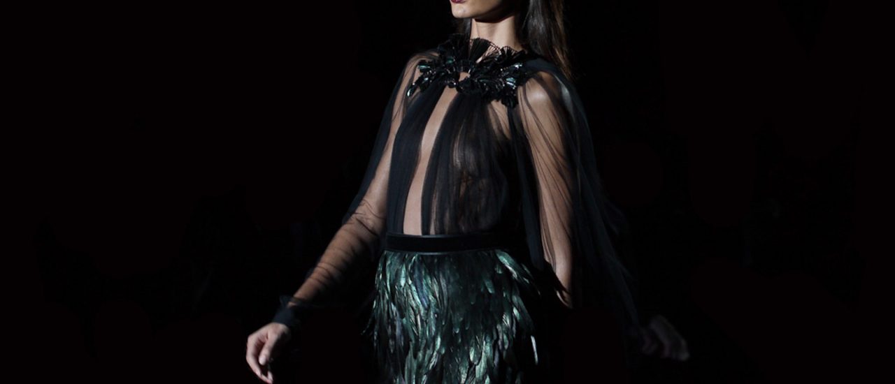 Ein Model präsentiert ein Kleid der italienischen Luxusmarke Gucci. Foto: Gucci | CC BY 2.0 | Mathieu Lebreton / flickr.com