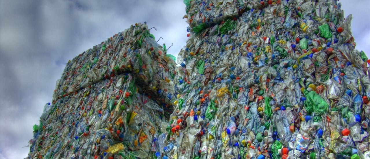 Aus Müll kann man auch etwas Kreatives machen. Wie zum Beispiel eine Burg aus PET-Flaschen. Foto: Petrecycling CC BY-SA 2.0 | Martin Abegglen / flickr.com