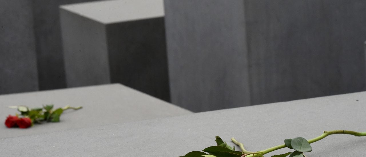 Auf dem Holocaust-Denkmal in Berlin liegen am 27. Januar, dem Tag zum Gedenken an die Opfer des Nationalsozialismus Blumen . | Tobias Schwarz / AFP