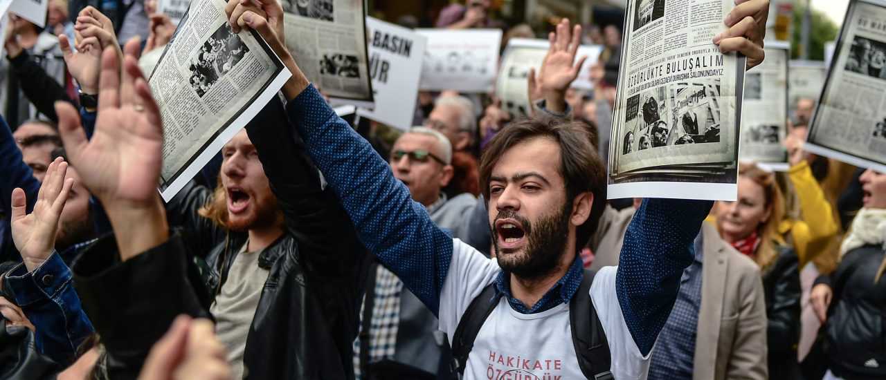 In Istanbul protestieren Menschen im Oktober 2017 für Pressefreiheit in der Türkei. Foto: | Yasin Agkul / AFP