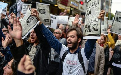 In Istanbul protestieren Menschen im Oktober 2017 für Pressefreiheit in der Türkei. Foto: | Yasin Agkul / AFP