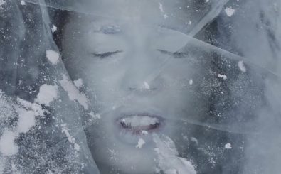 Unter dem Eis gefangen. COSBY zeigt sich in ihrem neuen Video zu Greyblue von einer ganz anderen Seite. Foto: Florian & Salomon Schulz | „Greyblue“ / youtube.com