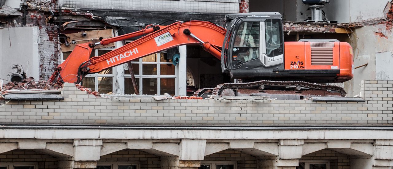 Auch das Restaurant Minsk in Potsdam könnte demnächst so abgerissen werden. Foto: Excavator; Bagger | CC BY 2.0 | Mark Michaelis / flickr.com