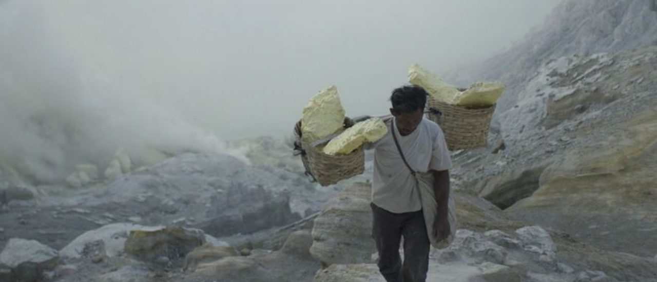 Im Ijen, einem Vulkankomplex Indonesiens, fördern Minenarbeiter Schwefel. Screenshot: New Frontier Pictures | Sil & Jorik / vimeo.com