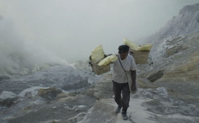 Im Ijen, einem Vulkankomplex Indonesiens, fördern Minenarbeiter Schwefel. Screenshot: New Frontier Pictures | Sil & Jorik / vimeo.com