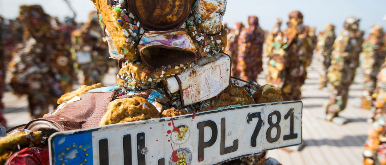 Das Kunstwerk „Trash People“ von dem deutschen Künstler HA Schult zeigt Skulpturen aus Müll, 2014 im Ariel Sharon Park, Tel Aviv. Foto: | Jack Guez / AFP