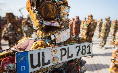 Das Kunstwerk „Trash People“ von dem deutschen Künstler HA Schult zeigt Skulpturen aus Müll, 2014 im Ariel Sharon Park, Tel Aviv. Foto: | Jack Guez / AFP