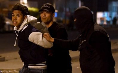 Sicherheitskräfte verhaften einen jungen Protestierenden in einem Vorort von Tunis. Foto: Fethi Belaid | AFP