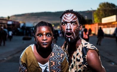 Kaum ein Afrika-Film im deutschen Fernsehen kommt ohne stereotypische Gesichtsbemalung aus. Bild: Unsplash | Mpumelelo Macu