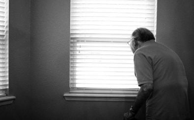 Einsamkeit ist vor allem für alte Menschen ein großes Problem – auch in Deutschland. Foto: Alex Boyd | Unsplash