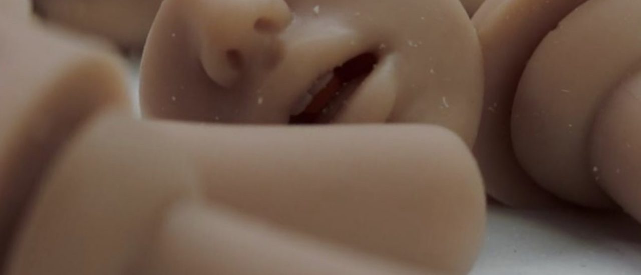 Erst sind es nur vereinzelte Teile. Dann setzen sich Stück für Stück nahezu perfekte menschliche Puppen im Musikvideo „Low“ zusammen. Screenshot: Kevan Funk | vimeo.com
