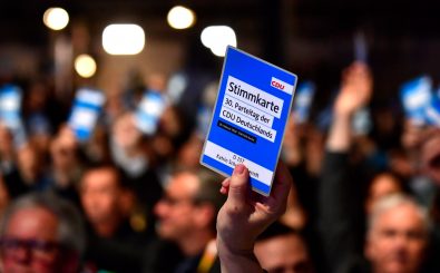 Abstimmung beim CDU-Sonderparteitag in Berlin. Foto: Tobias Schwarz | AFP
