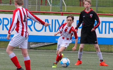 Immer mehr junge Fußballtalente werden schon im Alter von nur 12 Jahren von Profivereinen verpflichtet. Foto: Union JO13-2 – Beuningse Boys JO13-2 | CC BY 2.0 | Twan Van Dongen / flickr.com (Symbolbild). 