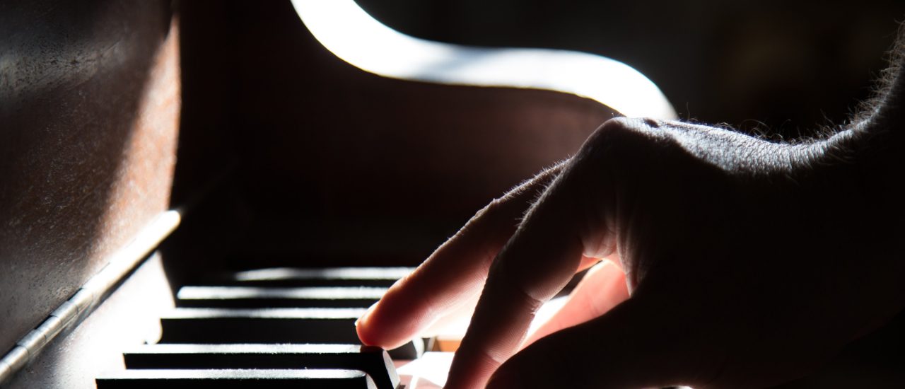 Jazz-Pianisten können flexibler mit Harmoniefehlern umgehen. Klassische Pianisten sind genauer beim Nachspielen von Akkordsequenzen. Foto: unsplash.com | Tadas Mikuckis