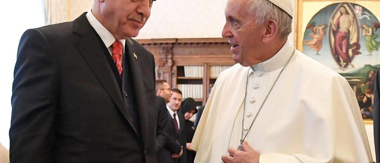 Präsident Erdogan und Papst Franziskus im Gespräch. Foto: Alessandro di Meo / AFP