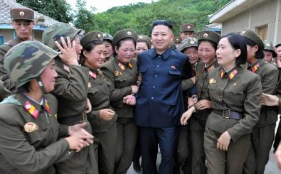 Kim Jong-un finanziert sein Atomprogramm auch mit Zwangsarbeitern, die in Europa schuften müssen. Foto: KOREA-NORTH/CHINA | CC BY 2.0 | Vietnam Mobiography / flickr.com