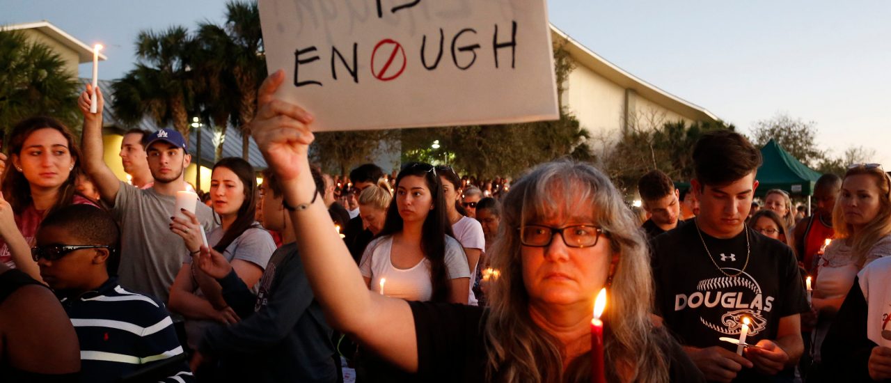 Nach dem Amoklauf in Florida protestieren Menschen gegen die laschen Waffengesetze der Regierung. Foto: Rhona Wise | AFP