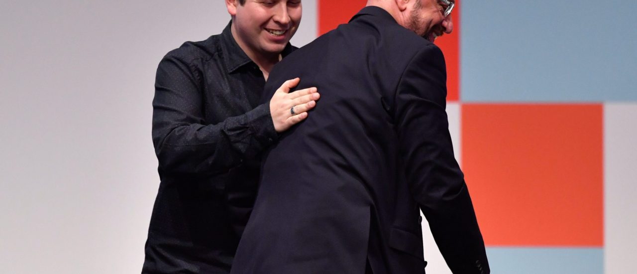 Ziemliche beste Freunde? Kevin Kühnert mit Parteichef Martin Schulz beim SPD-Parteitag Anfang Dezember. Foto: John MacDougall | AFP